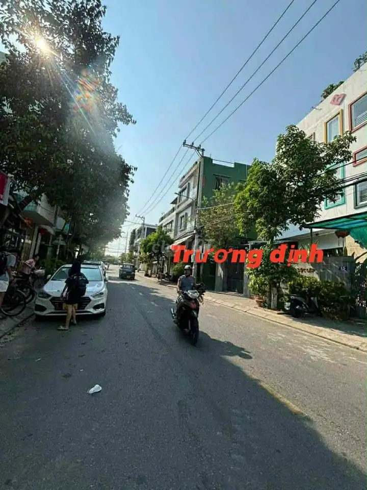 Дом 4 уровня на главной улице Чуонг Динь