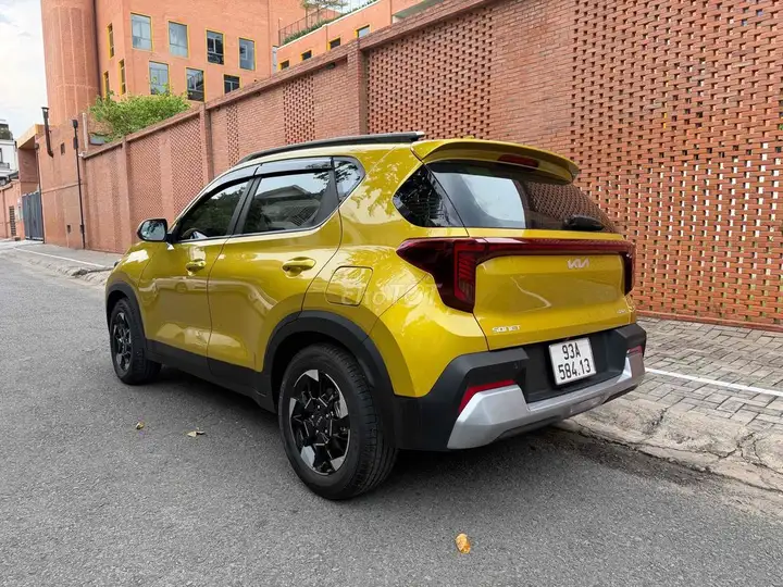 KIA Sonet 2025 1.5 Luxury Желтый 8000 км
