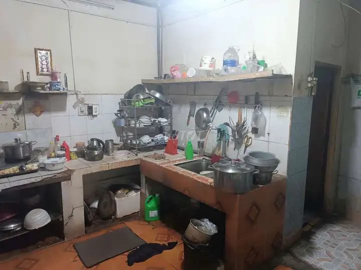 Дом на первой линии улицы