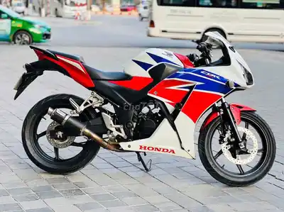 Honda CBR красно-бело-синий, мотоцикл в оригинале, от хозяина