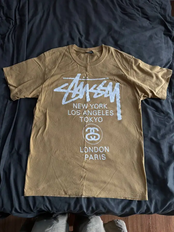 Синий дождевик, красный купальник, майки Vans и Stussy, купальник Calvin Klein, платье Zara, топ Beefree