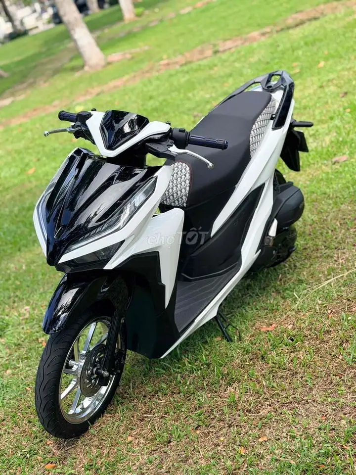 Honda Vario 150 2021 бело-черный, новые хромированные диски