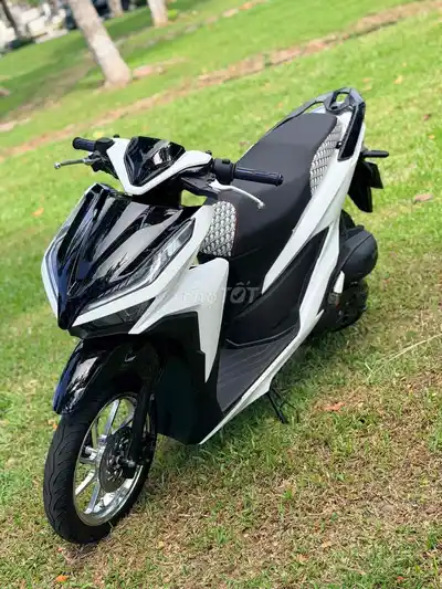 Honda Vario 150 2021 бело-черный, новые хромированные диски