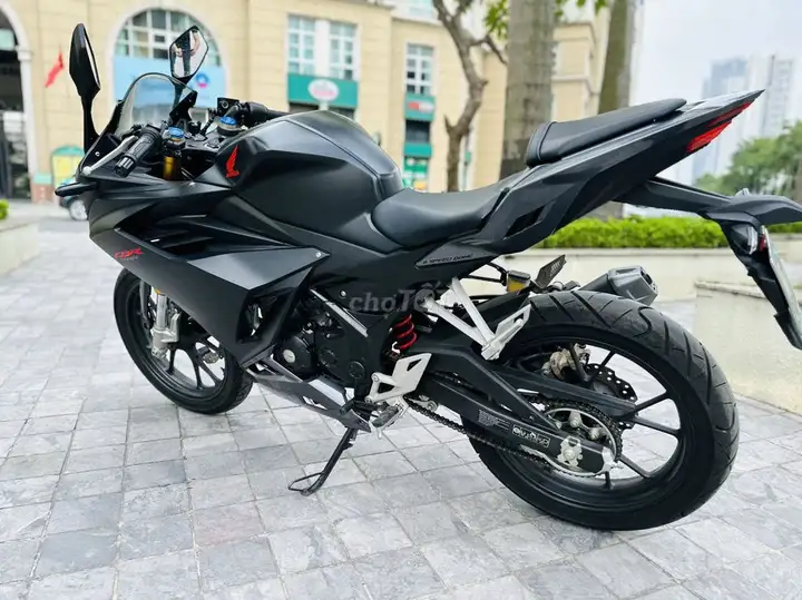 Honda CBR 2024 Черный спортивный мотоцикл в оригинале