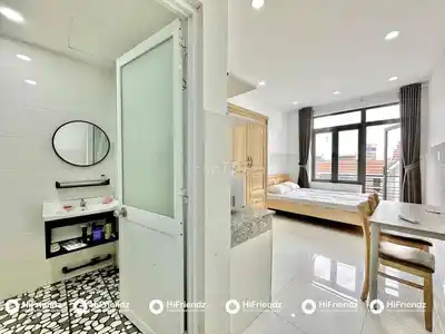 Студия с балконом по хорошей цене у Сайгонского моста, полная обстановка