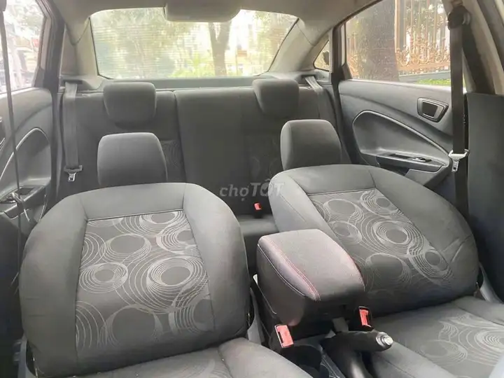 Ford Fiesta 2011 серебристый