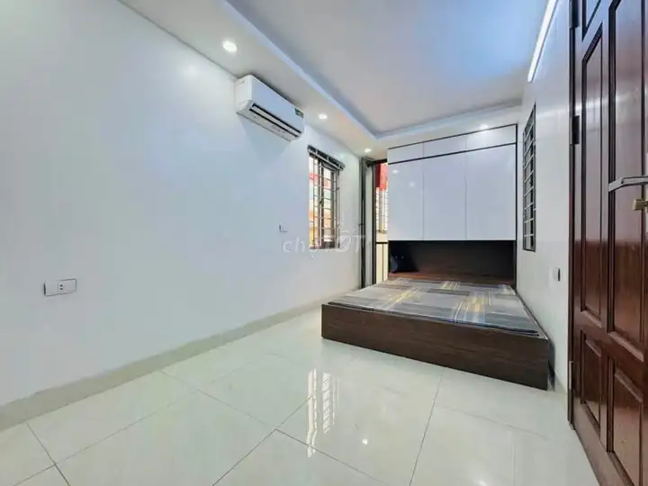 Комната на Минь Кхай, парковка у входа, 4.8 трл/мес