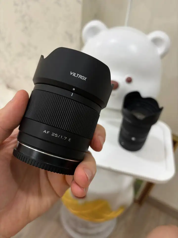 Sony A6400 + Sigma 18-50mm F2.8 + Viltrox 25mm F1.7
