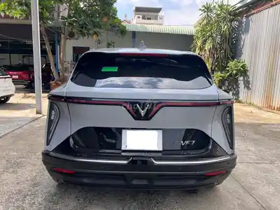 Серый суперсерфинг Vinfast VF7 Eco 2026, 7 000 км