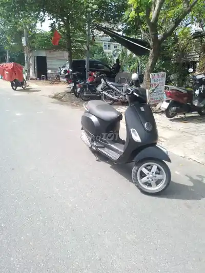 Черный скутер Piaggio Vespa LX
