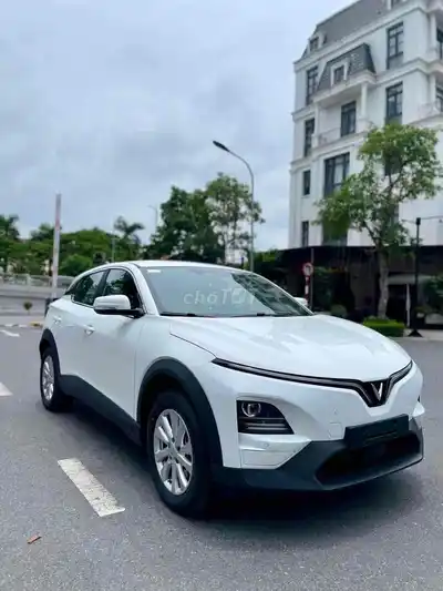 VinFast VF 6 белого цвета