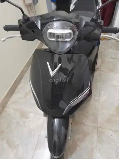 Черный электрический скутер VinFast Feliz S