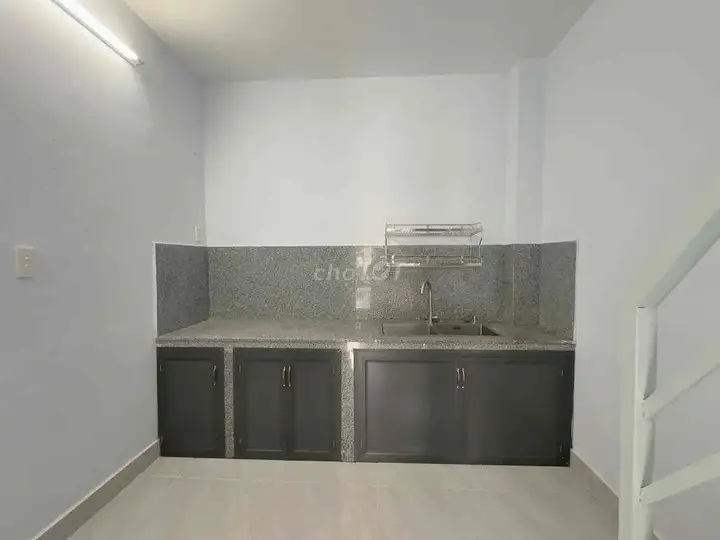 Дом целиком на улице Нгуен Суан Кхоат 4x13 м, новый, с антресолью