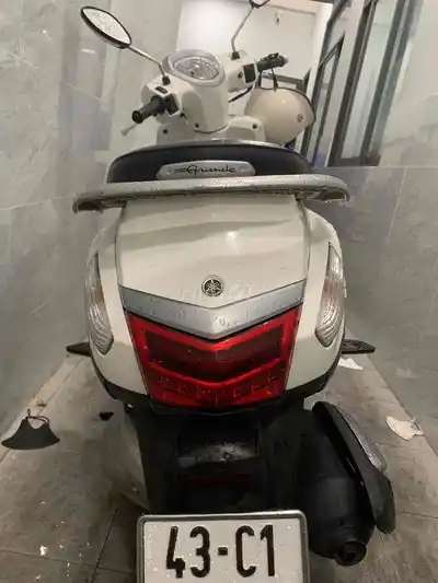 Скутер Yamaha Grande белого цвета