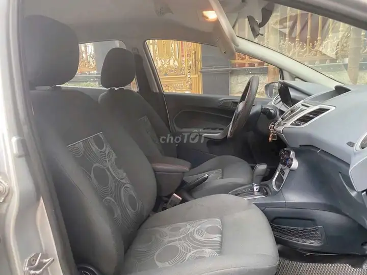 Ford Fiesta 2011 серебристый