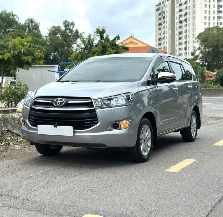Toyota Innova E 2018, серебристый, 7 мест, 90 000 км