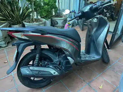 Серый скутер Honda SH 150i