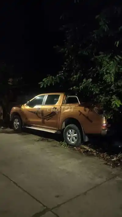 Mazda BT-50, золотистый, 4 места