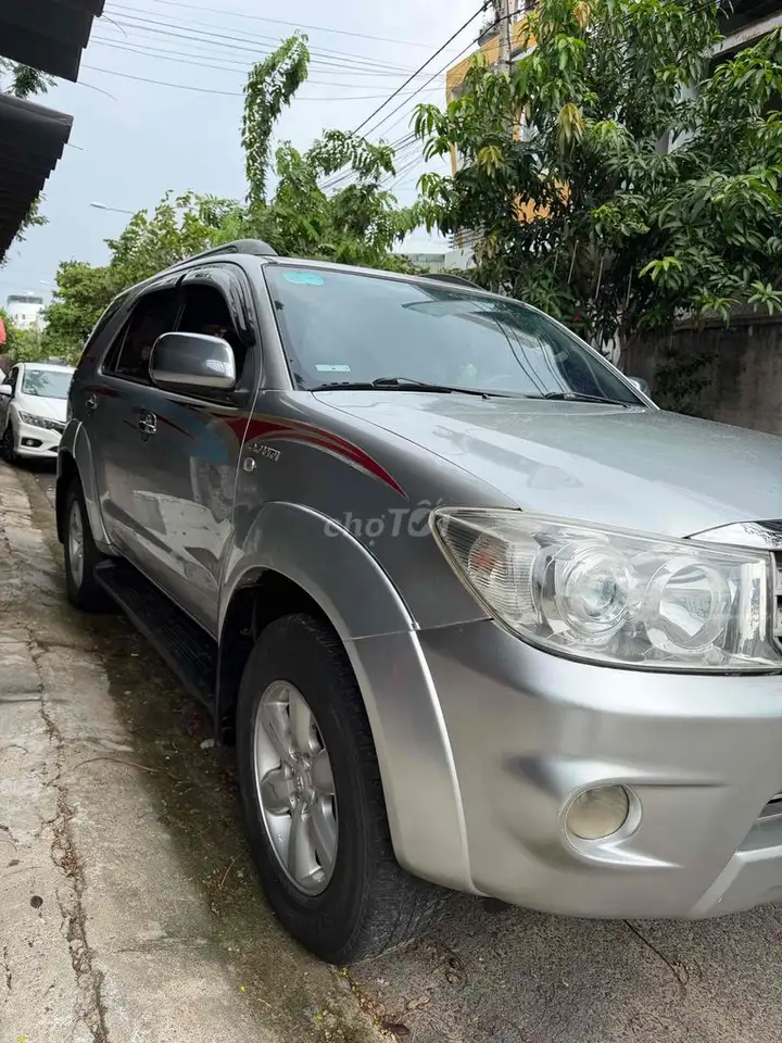 Toyota Fortuner 2010 серебристый 7 мест