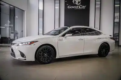 Лексус ES250 2019 Белый/Коричневый 76,700 км