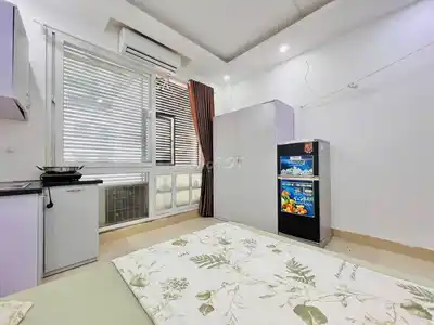 Комната со всей мебелью и лифтом, Куан Нян