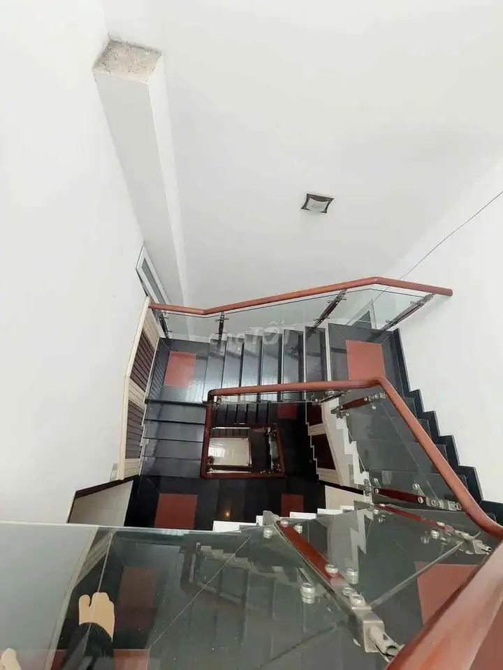 Дом на улице Дан Чу, VIP-район, 4x16м, 2 этажа + терр., 4 сп., 5 санузлов