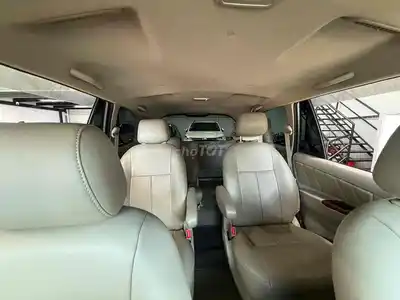 Автомобильная серебристая Тойота Иннова 2.0V 2016