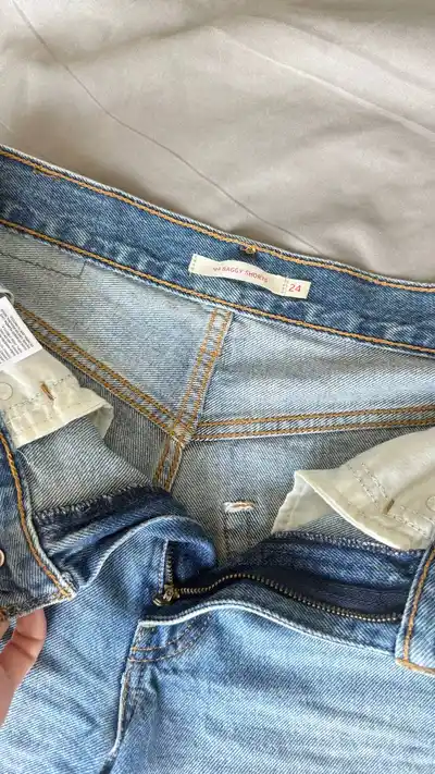 Levi's 94 Baggy Shorts, футболка Slavic Face, топ H&M, брюки Uniqlo