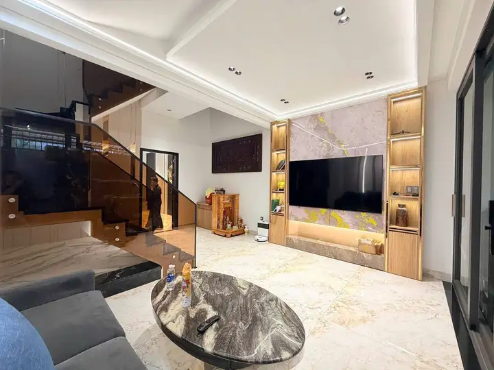 Дом 3 этажа, 3 спальни, 100 м²