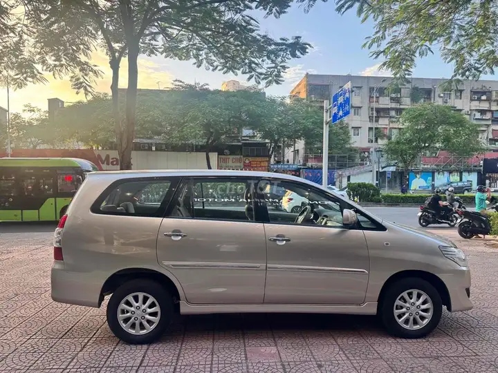 Toyota Innova 2.0 G 2014, АКПП, песочно-желтый