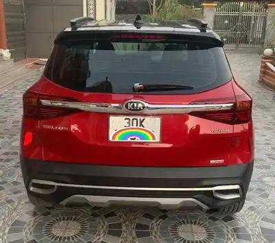 Kia Seltos Luxury 5 мест красного цвета