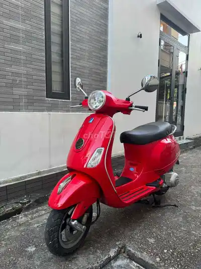 Красный скутер Piaggio Vespa LX ie 2012