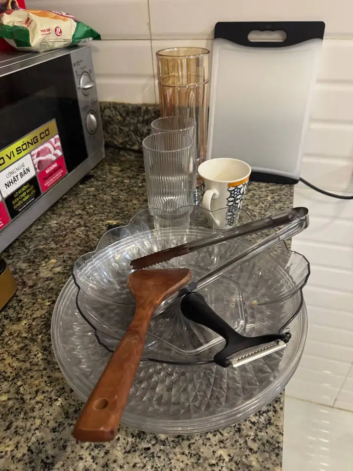 Ваза стеклянная, 2 стакана, доска, кружка, лопатка, щипцы, овощерезка