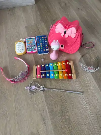 Сумка, телефоны, короны, музыкальная игрушка, музыкальный инструмент