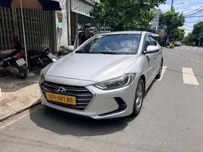 Hyundai Elantra автомат, серебристый, 5 мест