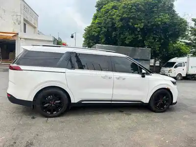 8-МЕСТНЫЙ БЕЛЫЙ СЕМЕЙНЫЙ АВТОМОБИЛЬ CANIVAL PREMIUM