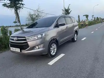 Toyota Innova E 2017 механическая коробка коричневый