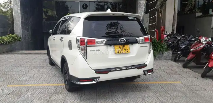 Toyota Innova Venturer Белый 8 мест Автомат