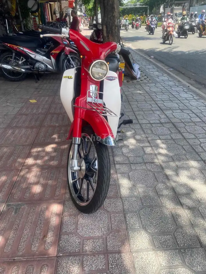 Honda Cub 50 Classic 2023 красно-белый
