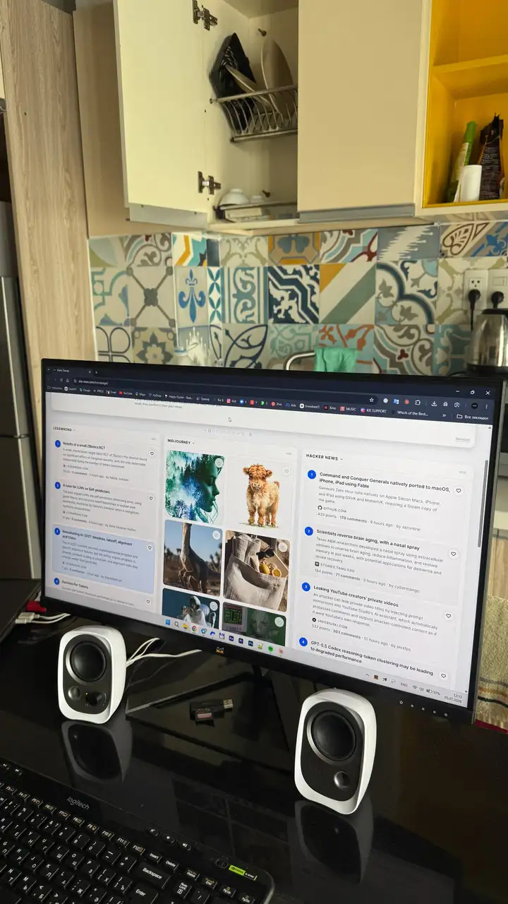 Кресло компьютерное и монитор ViewSonic