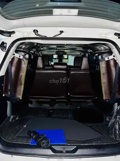 Белое 7-местное масло Toyota Fortuner 2017
