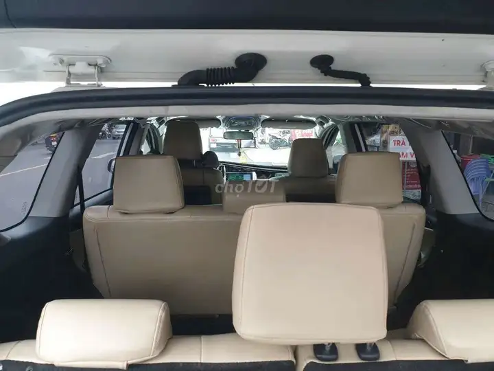 Toyota Innova Venturer Белый 8 мест Автомат
