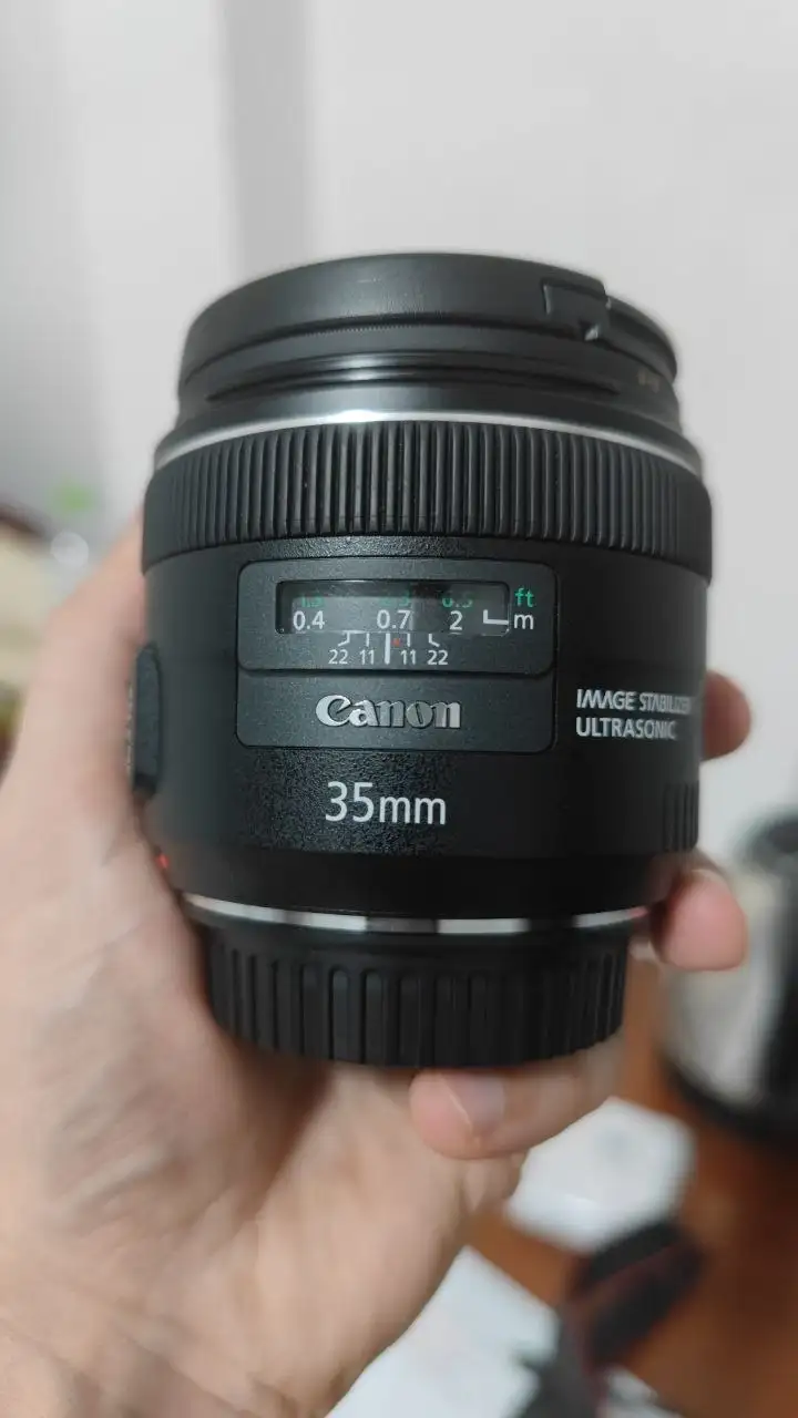 Объектив Canon EF 35mm f/2 IS USM и Led светильник Ulanzi VL120