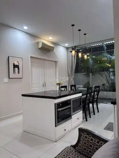 Таунхаус в Q2 Lakeview City, 1 этаж, 3 уровня, 5 спален, мебель, готов к заселению