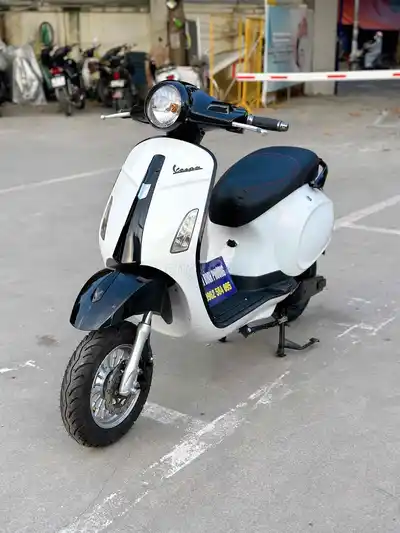 Электроскутер Vespa черно-белый, 2 дисковых тормоза