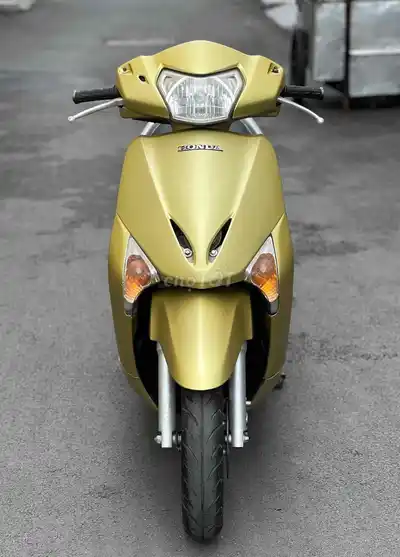 Золотой скутер Honda Lead Fi