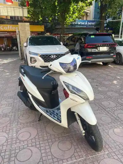 Honda Vision бело-красный скутер
