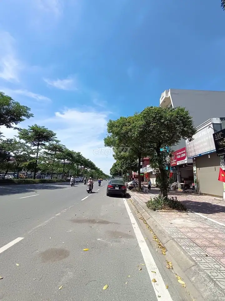 Bán nhà mặt phố Ngô Gia Tự, lô góc, 65m2, ngoài 15 tỷ