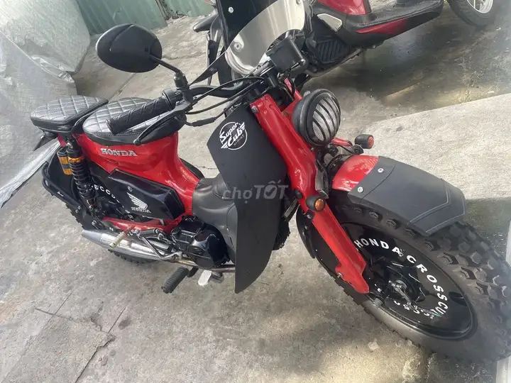 Honda Cub в стиле Cafe Racer, красный