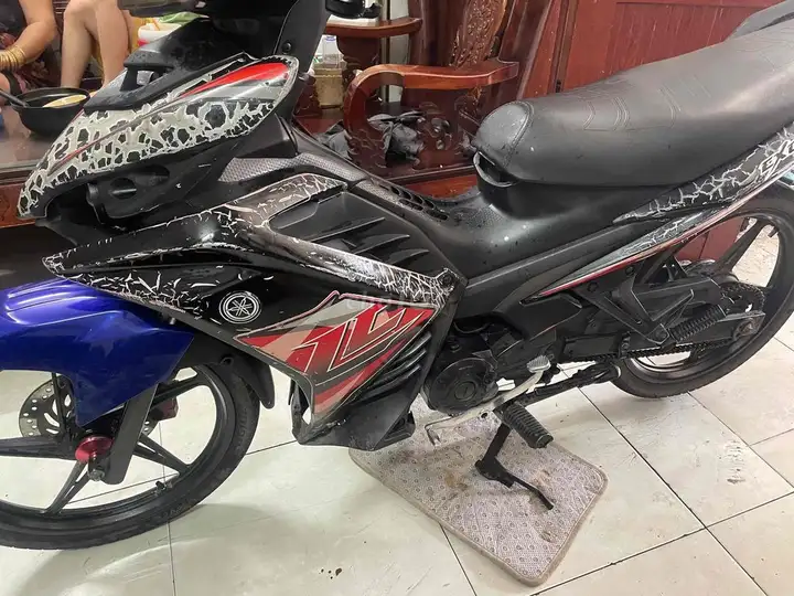 Yamaha Exciter 50, черный, красный, синий